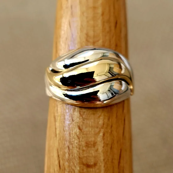 ❤️Size 7.5 Gorgeous 925 Sterling Silver and 14k Solid Yellow Gold Dome Ring!